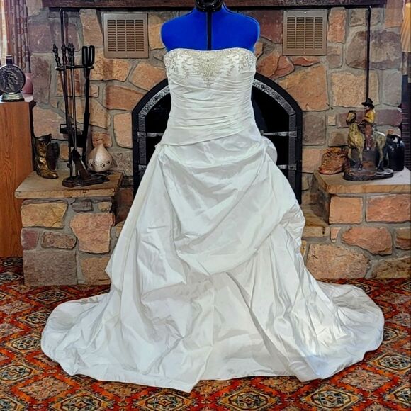 Gorgeous Private Collection Wedding Bridal Dress - Picture 1 of 15